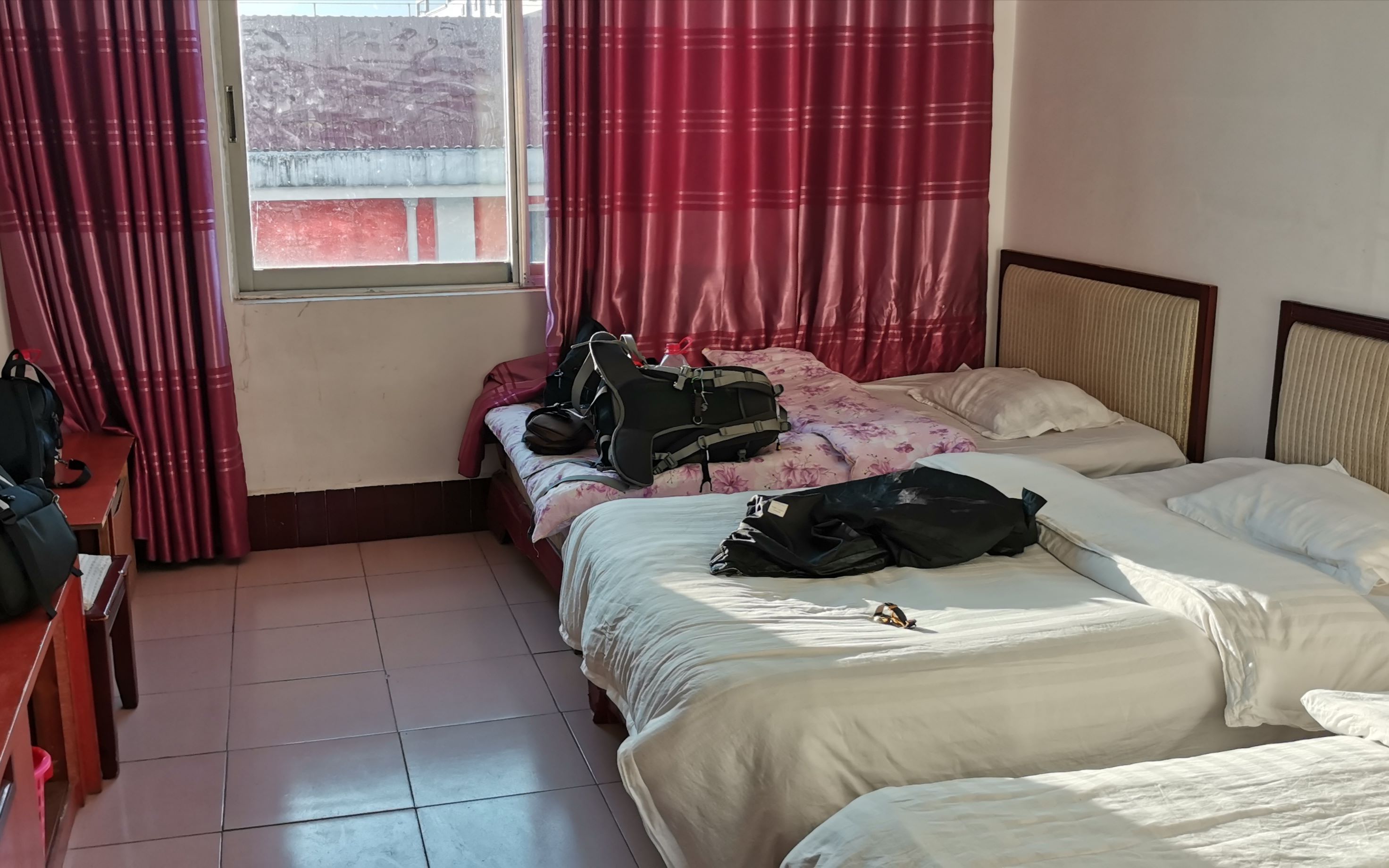 实拍广西小县城三人间,空调独卫大窗户,66元一天便宜吗