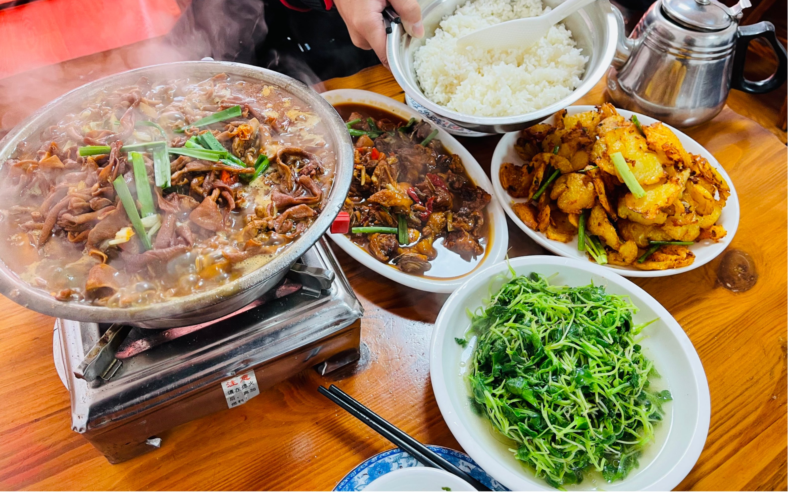 滑雪途中打卡一家临安美食——阿军饭店,鸭肠火锅果然名不虚传!