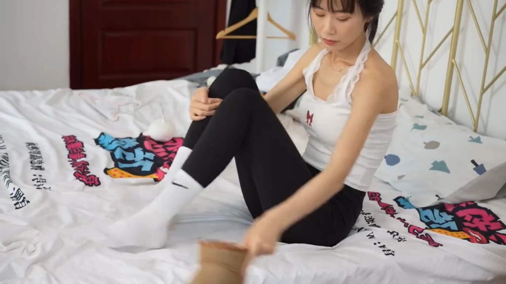 菜菜 棉鞋白棉袜 太热了把鞋脱掉
