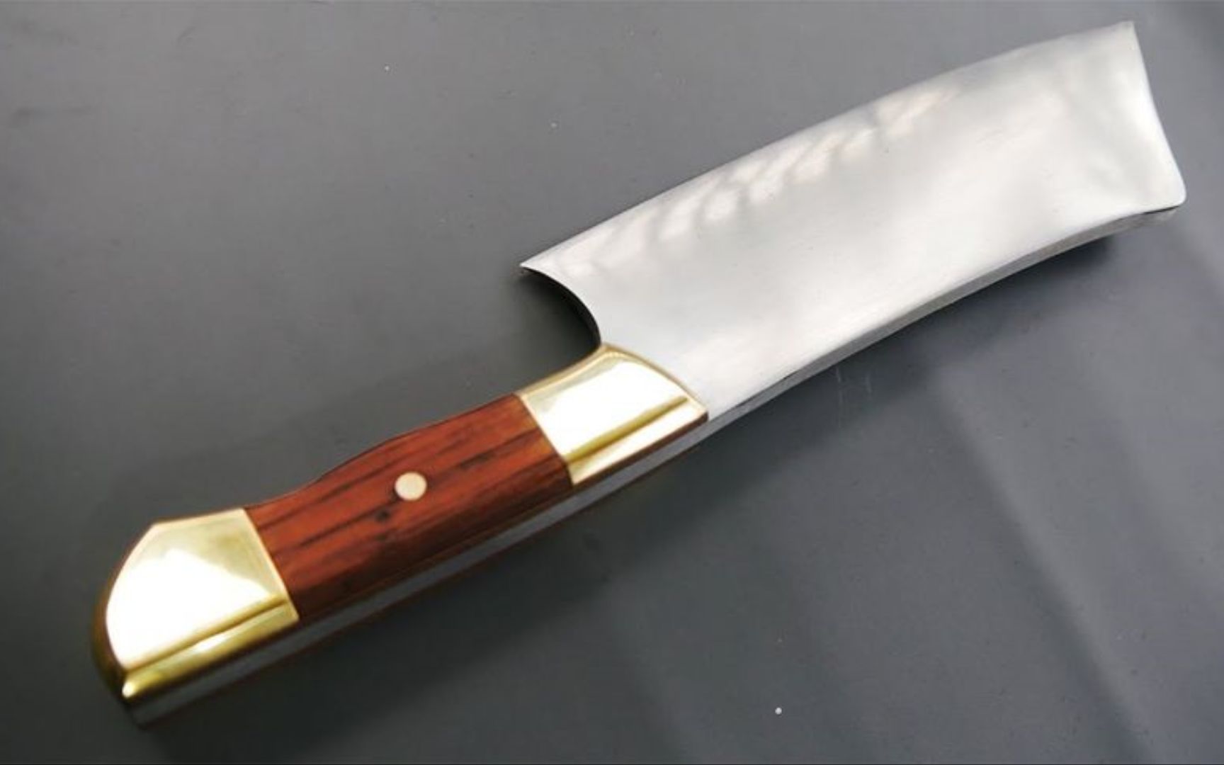 千锤百炼打造一把菜刀,刀身亮的能照出人影,刀刃更是吹毛立断!