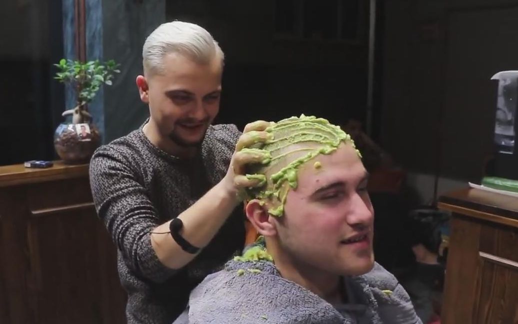 视觉助眠土耳其小哥用牛油果当泡沫给客户剃头刮胡子