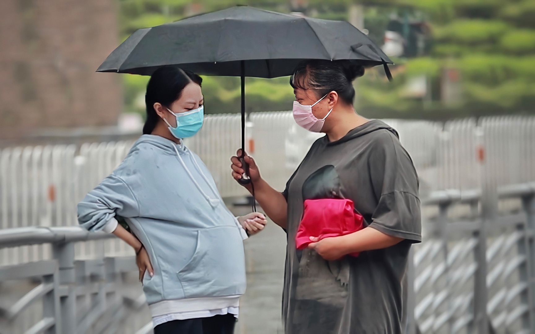 雨天看到孕妇的伞坏了,有陌生人直接把自己的伞递给了她(社会实验)哔哩哔哩bilibili