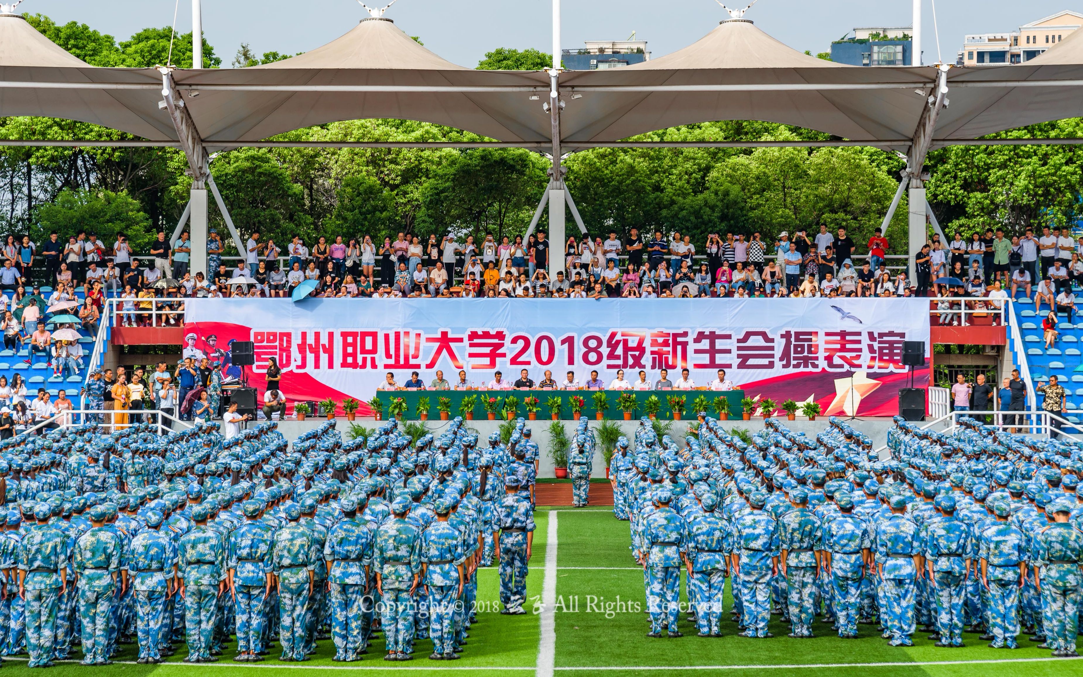 震撼航拍鄂州职业大学2018届新生千人军训会操仪式现场哔哩哔哩bilibili