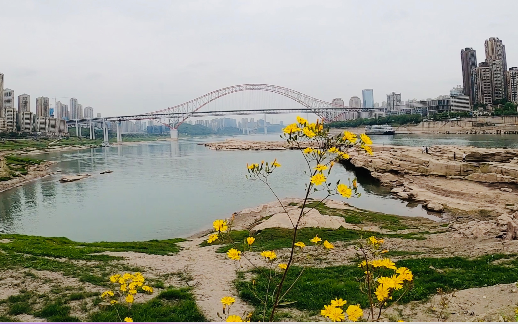 自駕遊重慶,實拍北濱路江灘公園,三洞橋風情街段美景,提檔升級草長