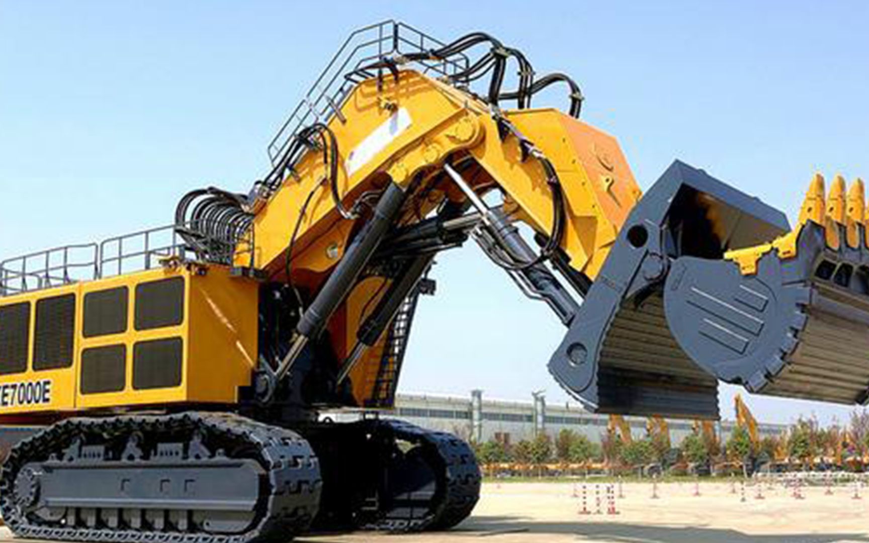 揭秘中国超级挖掘机"神州第一挖" 一斗铲起60吨