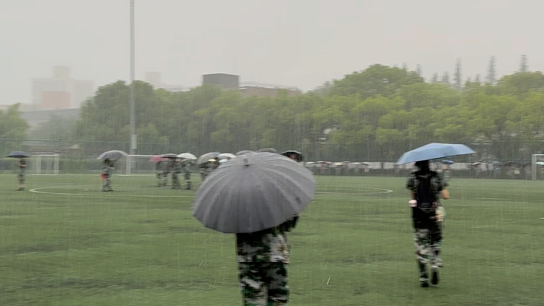 [图]7.8 6:30 同济大学 暴雨军训正常进行