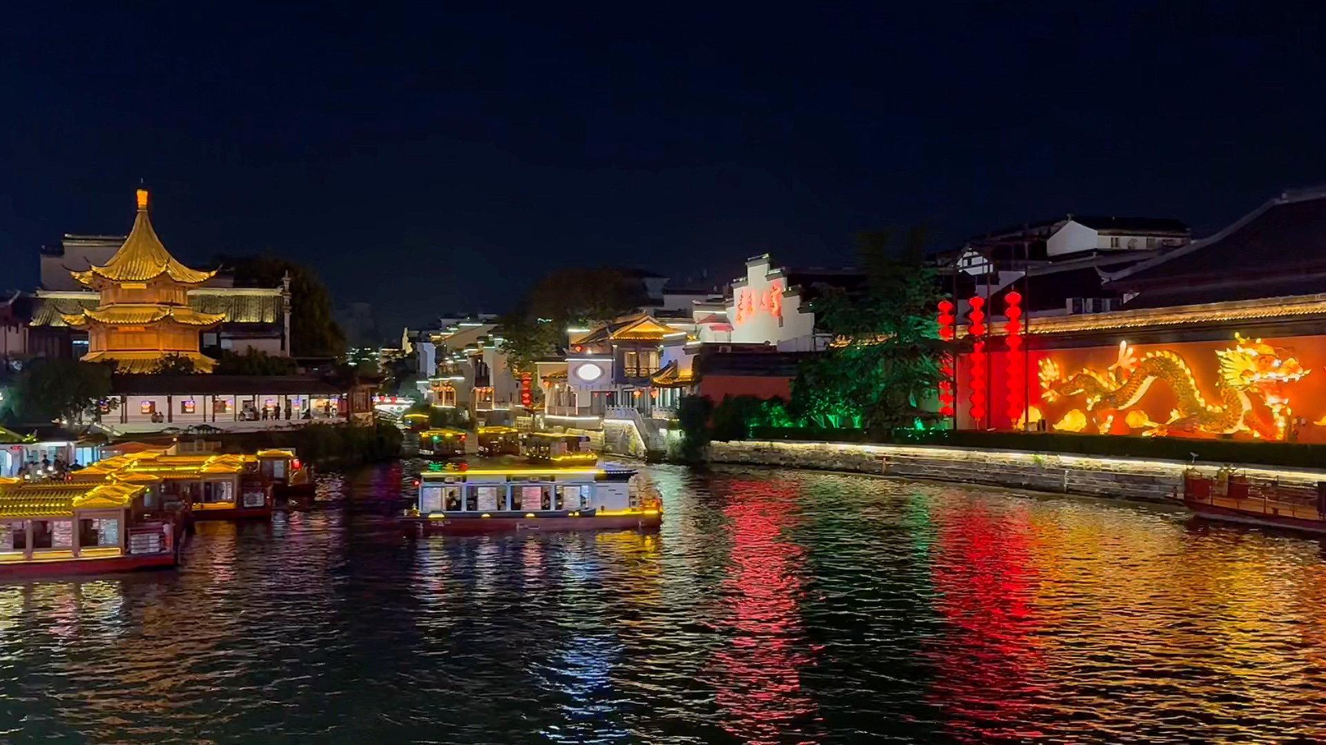 南京夫子庙|秦淮河畔,游船穿梭于波光荡漾的秦淮河中,好一首"夜泊秦淮