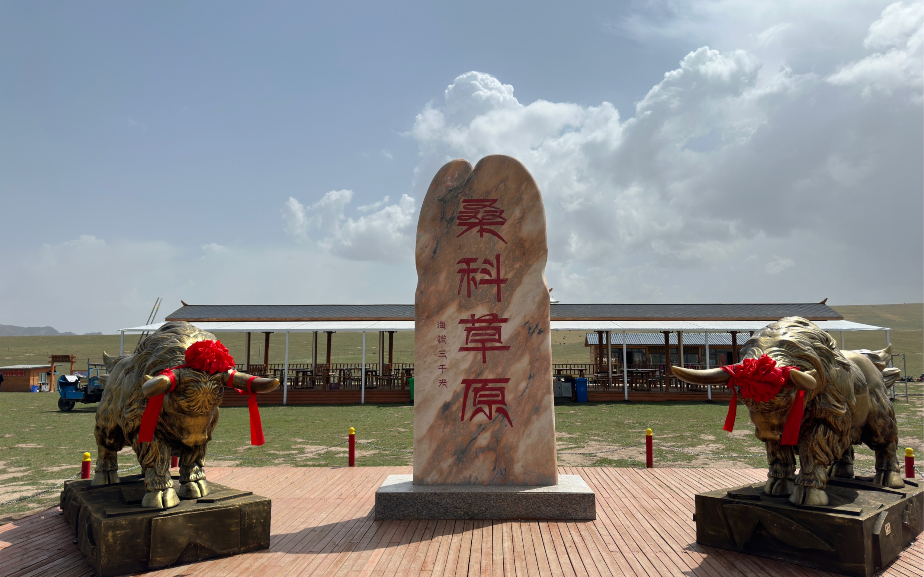 桑科草原观赏性不够,我灵机一动驱车前往附近村庄,没想到景色如此美丽