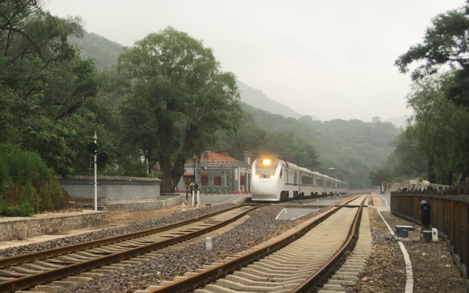 活动作品m出品青龙桥下青龙出北京市郊铁路s2线列车驶出青龙桥车站