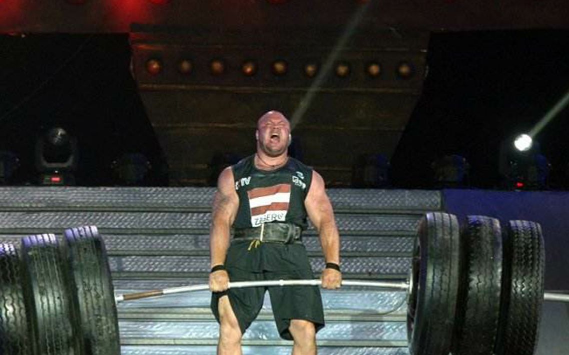外国超级大力士,硬举1000斤杠铃后血管爆裂!