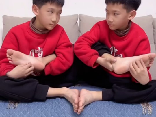 哥哥弟弟挠脚心挑战看谁不怕痒