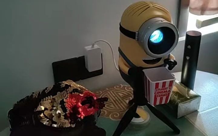 刚从抖音上买了一个小黄人投影仪外观上超级赞超级可爱投影效果也相当
