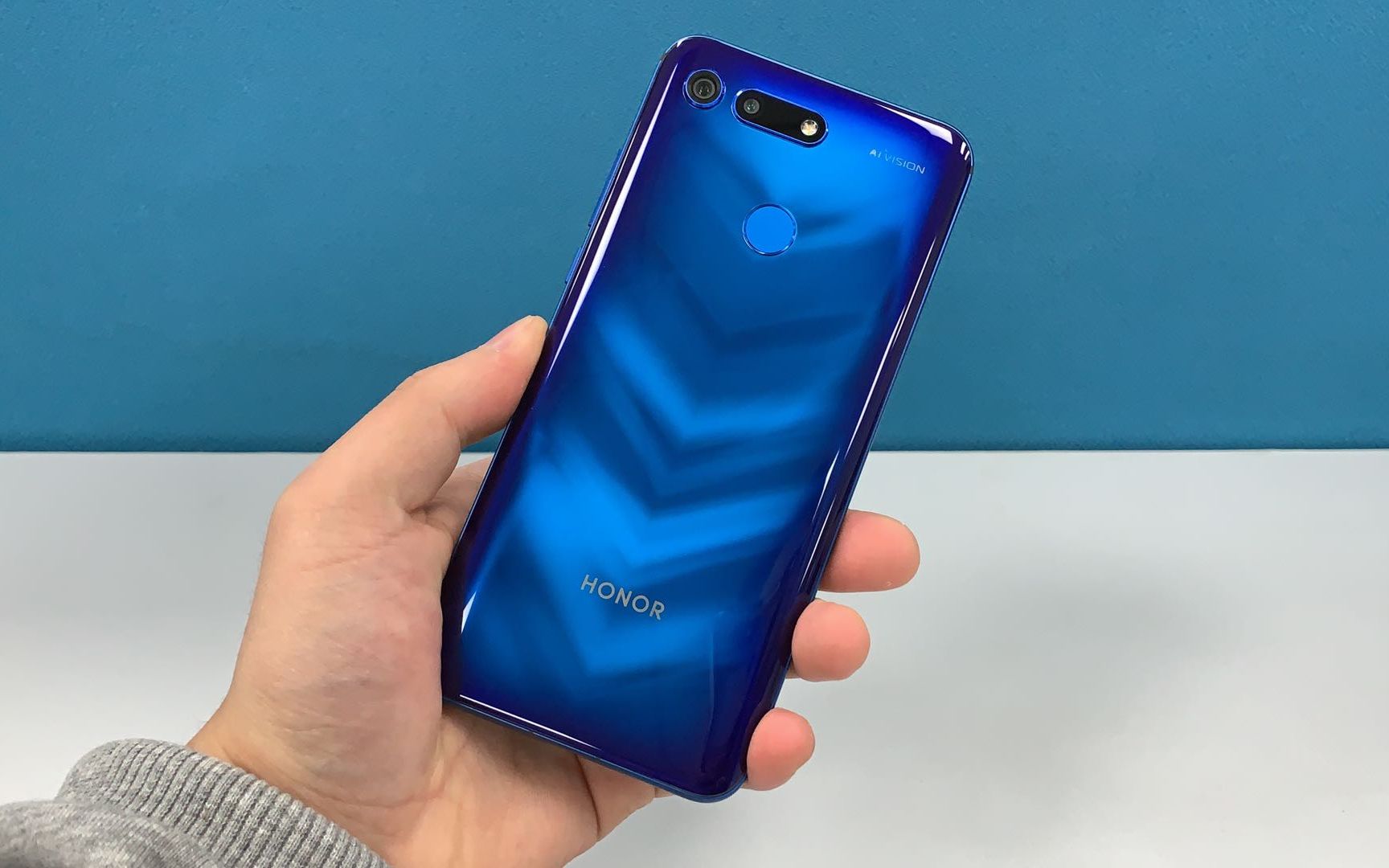 荣耀v20 moschino联合设计版开箱:年度最佳荣耀手机!