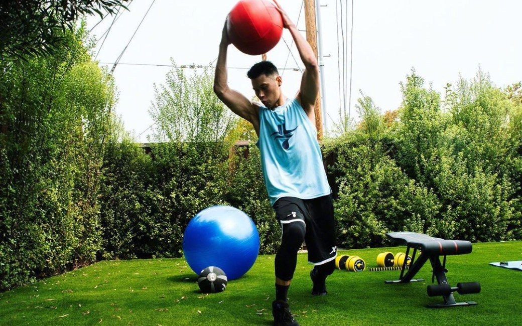 为回nba变壮塑造加强身体 健身房训练馆刻苦训练 享受加州阳光 林书豪