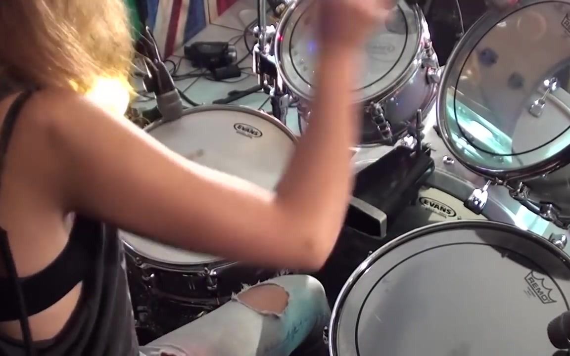 [图]Wipe Out (The Surfaris); drum cover by Sina