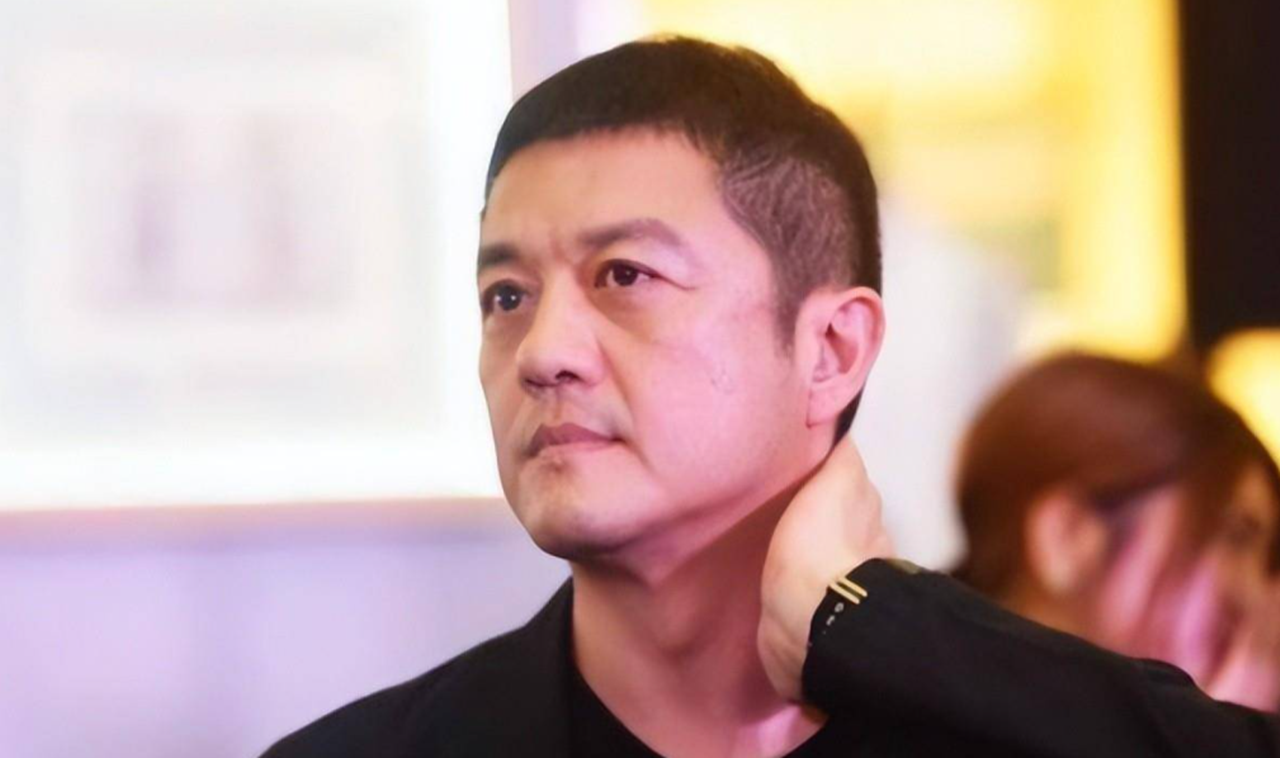 李亚鹏现身海南直播带货,眼袋明显笑出满脸褶,话术熟练接地气