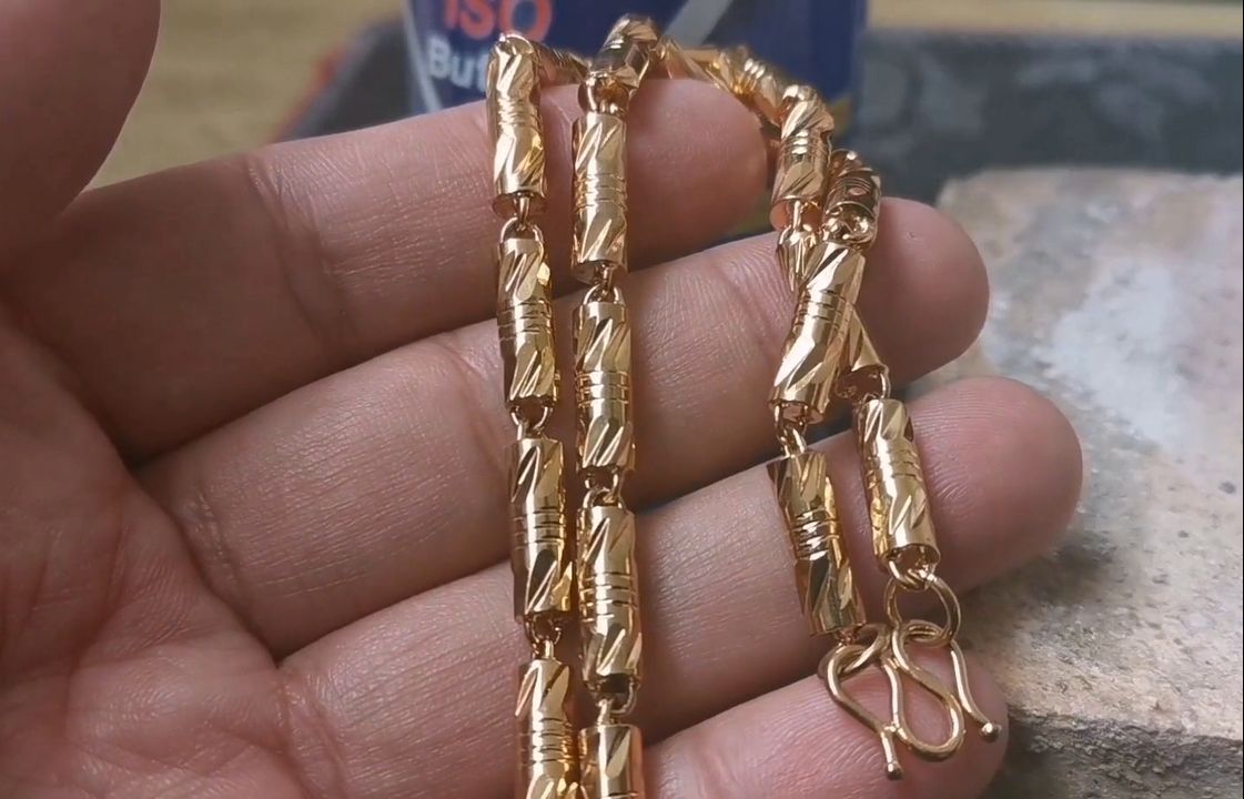 女子丢失32克黄金项链,保洁街边捡到当装饰品随手丢地上,保安停留后捡