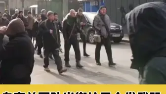 乌克兰军队当街给民众发武器，民众：我真的不想参战，但这里是我的家，我别无选择