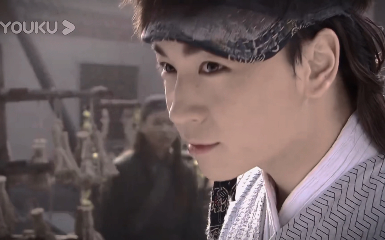 小武抬眸孔雀翎