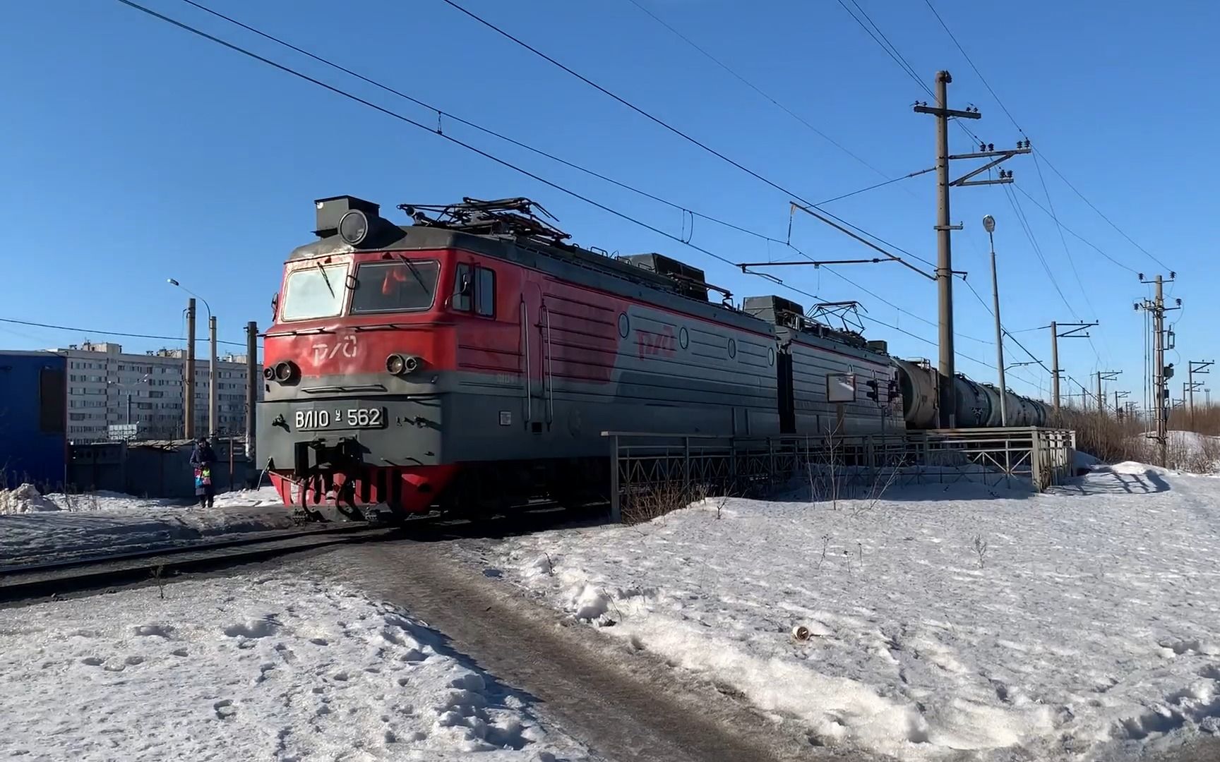 vl10u-562牵引油罐列车