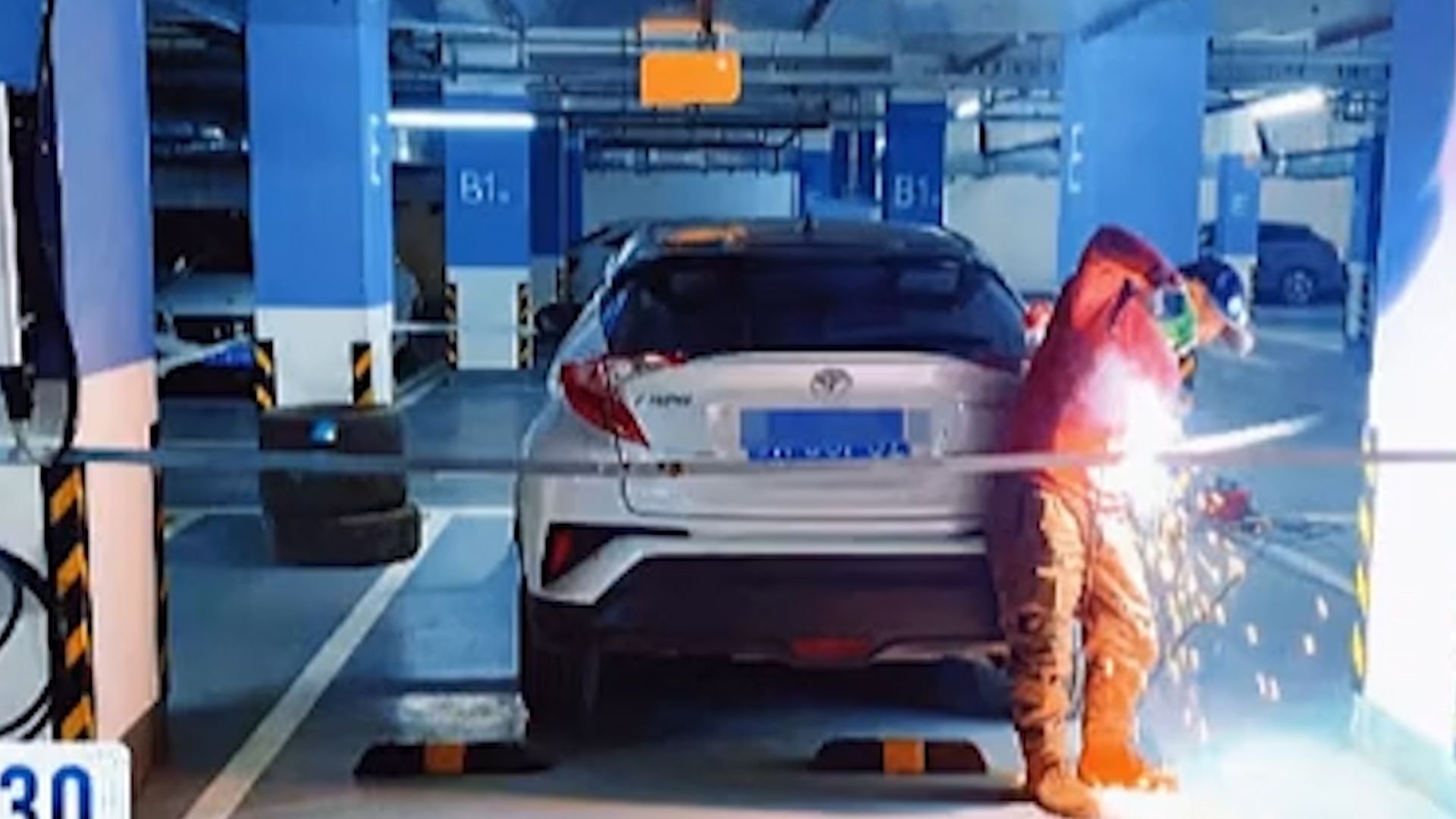 suv乱停业主沟通阻拦无果,四面包围焊死,物业:是抢车位,正处理