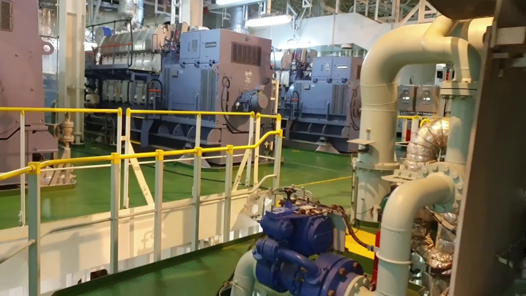 [图]Engine room of a 300 000 ton oil tanker (VLCC) _ Boilers & Engine control room