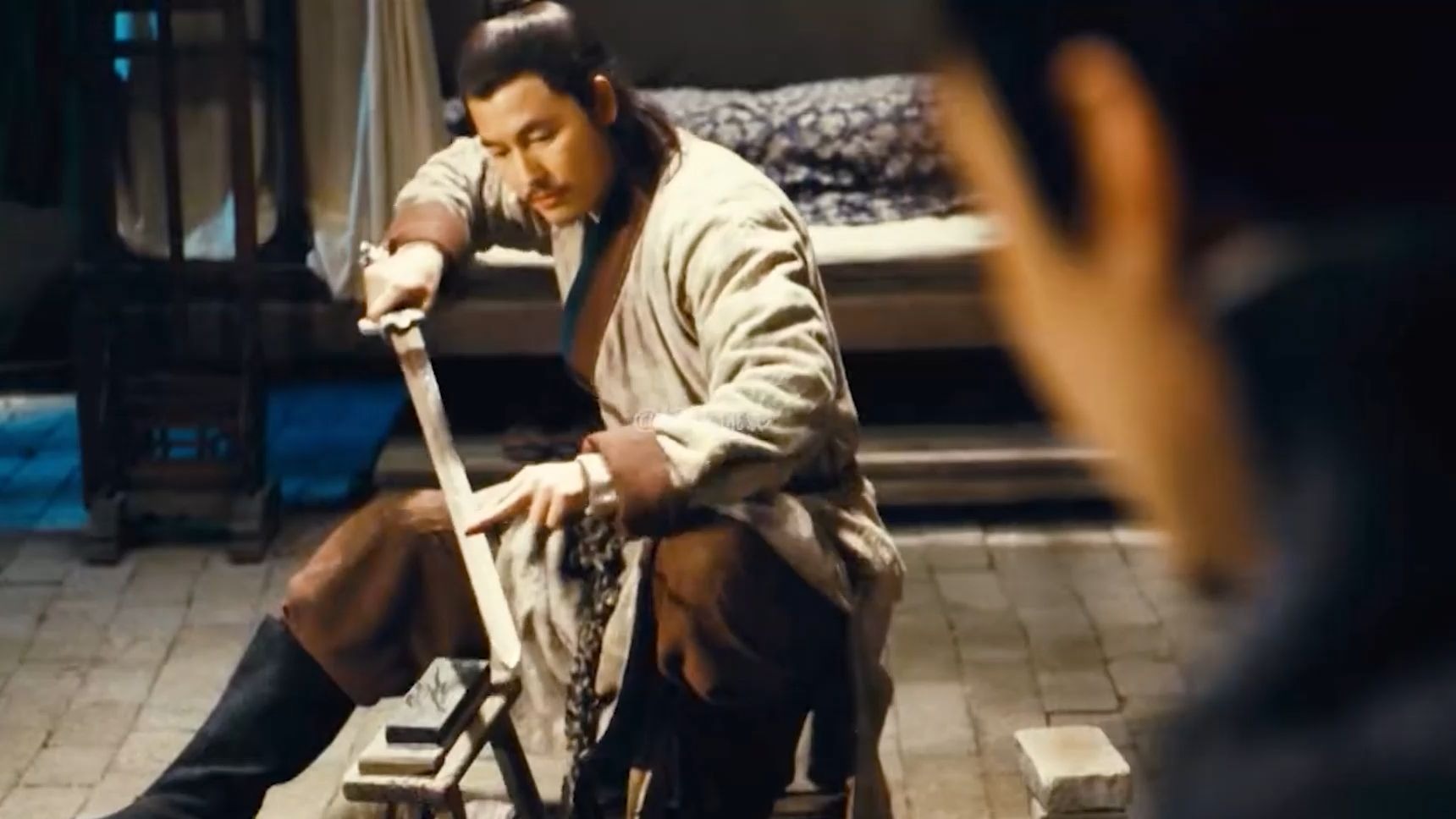 "两个满级大佬硬装菜鸟,改头换面结为夫妻,不一样的江湖"电影《剑雨》