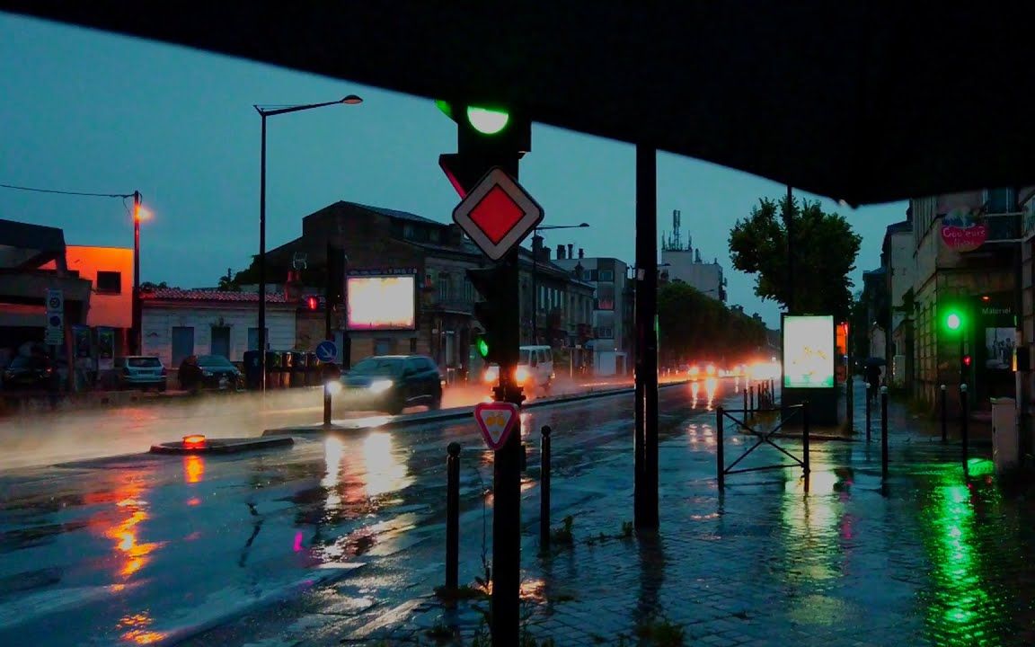 [图]走在大雨中的波尔多大道4k法国- 雨湿的交通