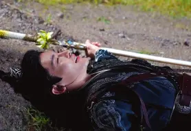 Download Video: 少年白马醉春风：玥瑶代替妹妹死在百里东君剑下，东君悔恨一辈子