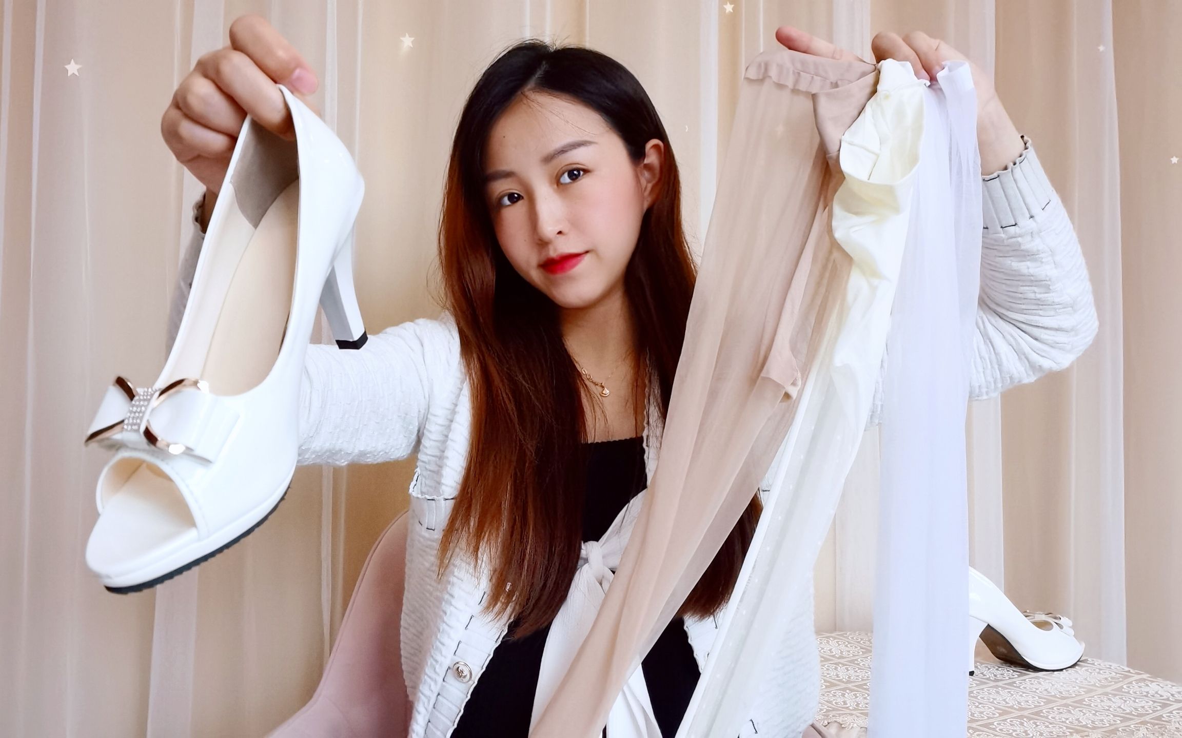 小姐姐太时尚了,大胆试穿蝴蝶结鱼嘴高跟鞋,搭配丝袜超赞!