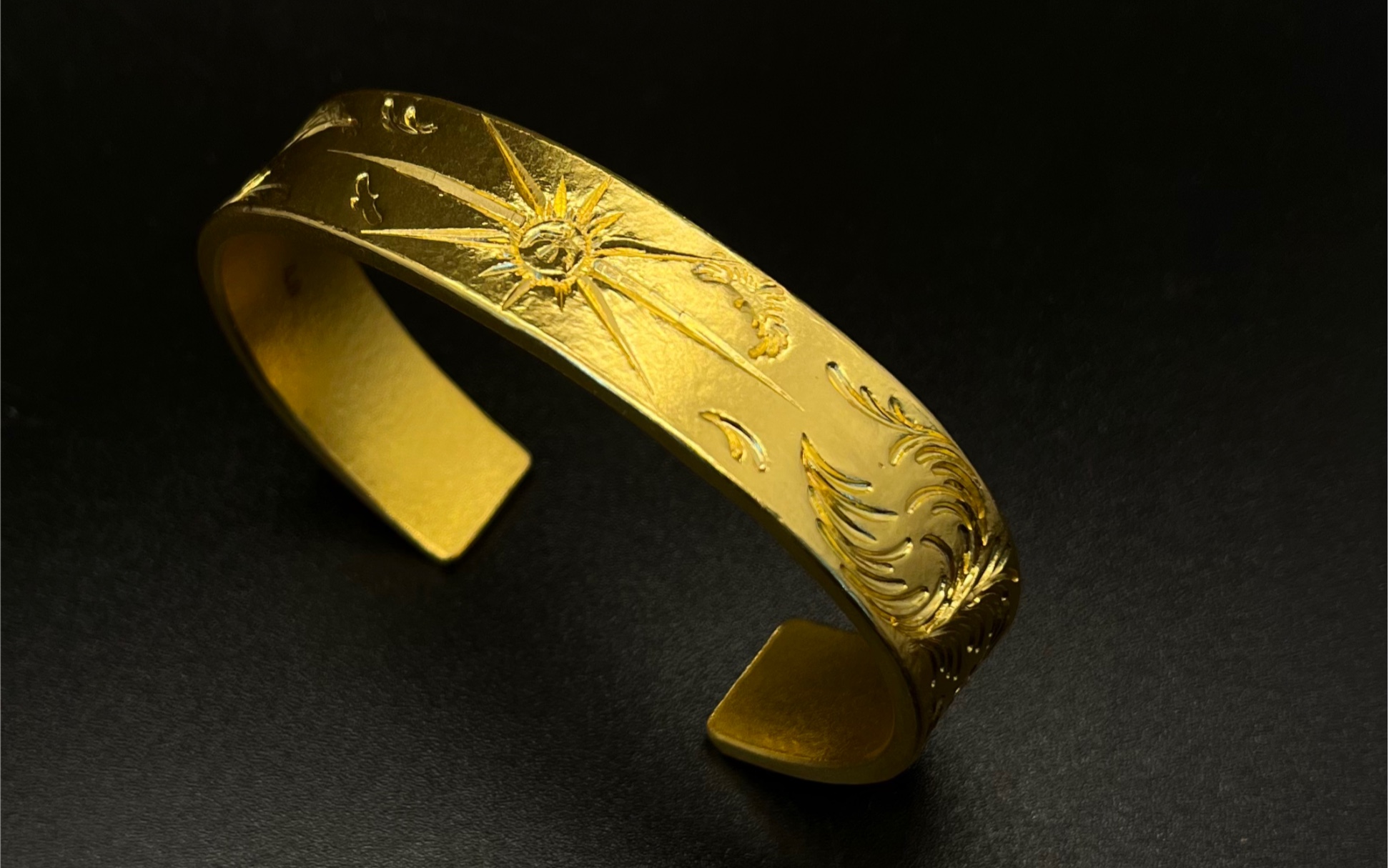 湖南长沙的大哥攒了几个月的黄金敲根116克唐草纹黄金手镯,效果很符合