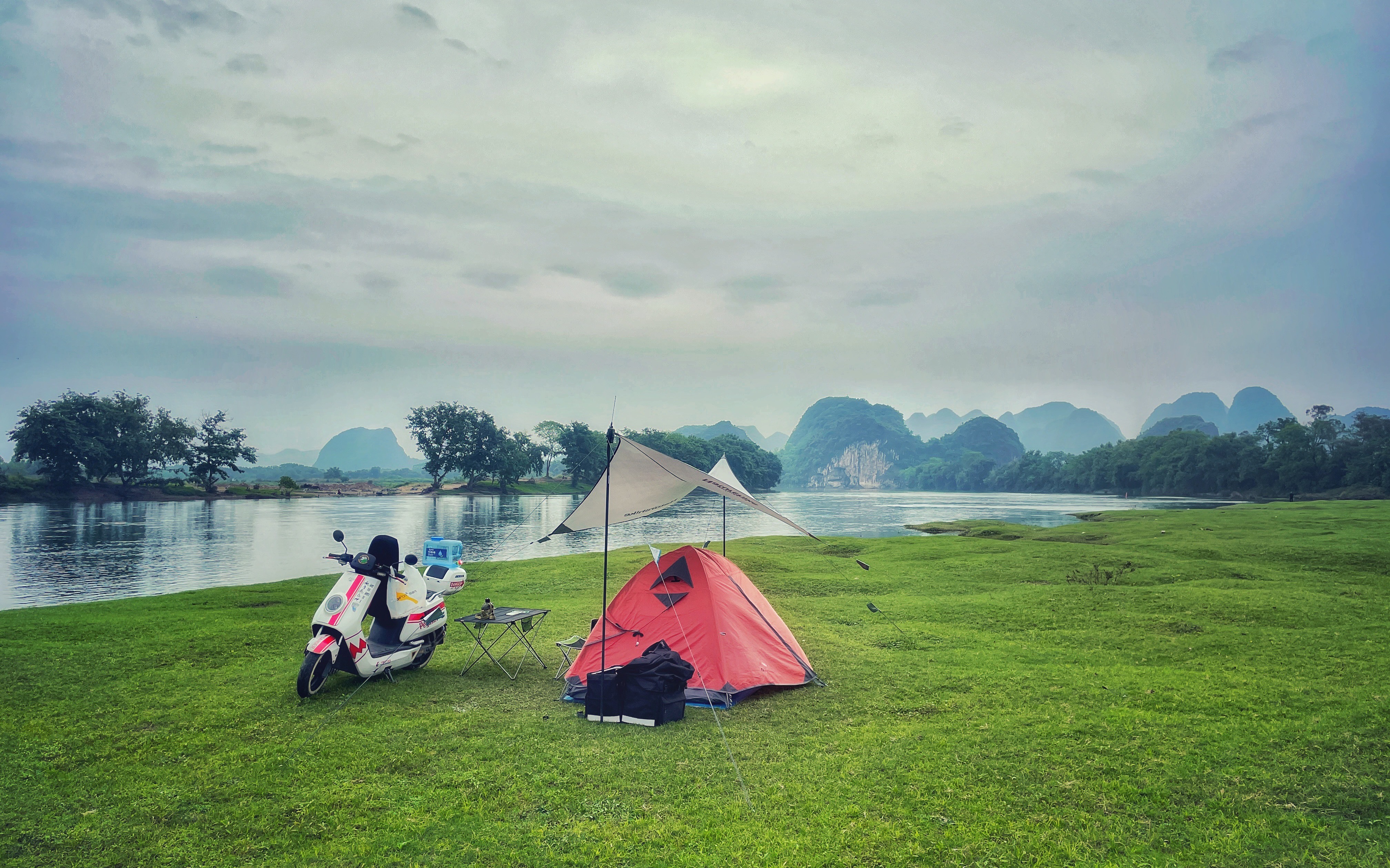 【飞马】下班后的露营,河边草地上的晚宴