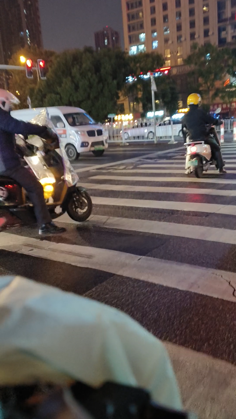 送外賣日誌:長沙雨花區勞動東路樹木嶺附近斑馬線紅綠信號燈的綠燈