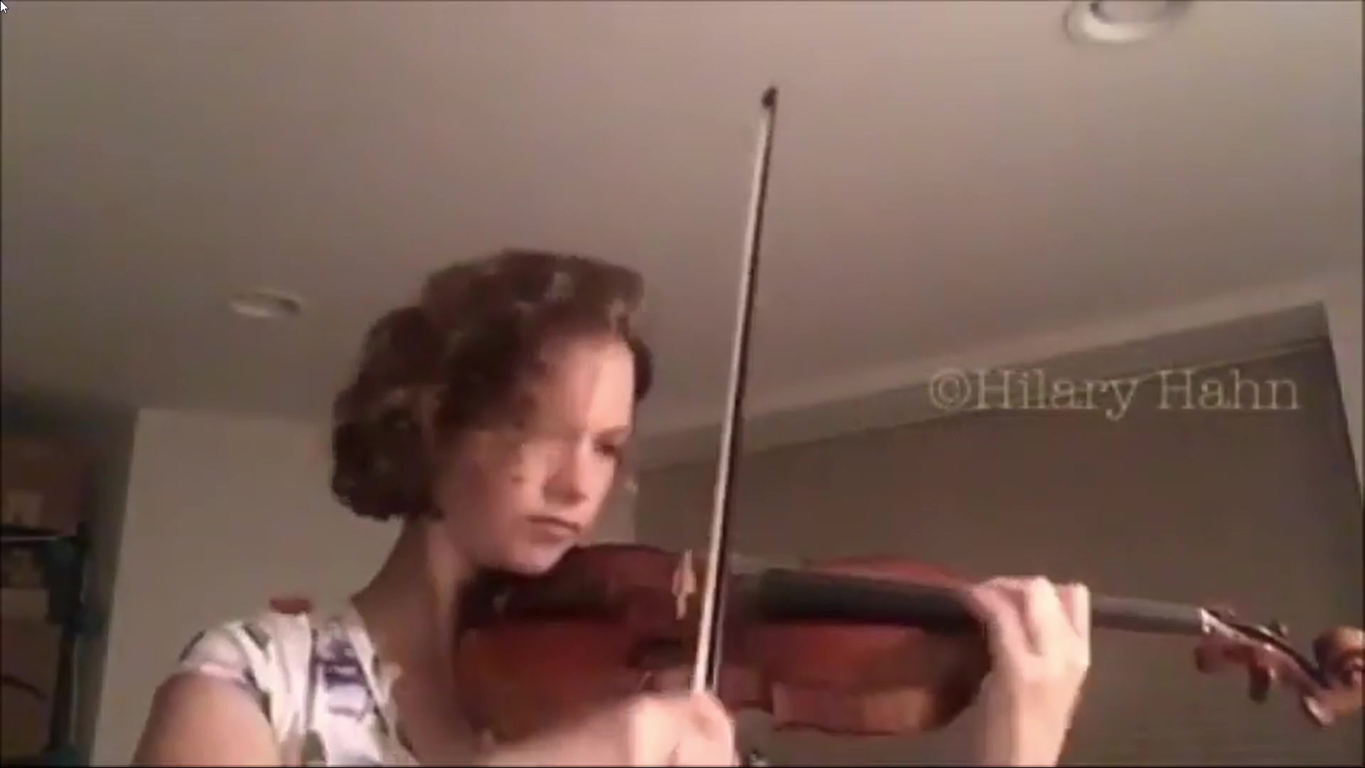 [图]Hilary Hahn 希拉里哈恩 在家练习西贝柳斯小提琴协奏曲