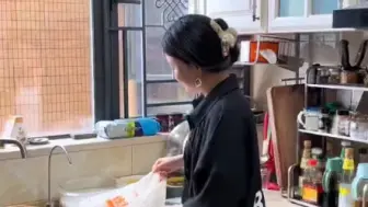 Télécharger la video: （王蓉仨娃妈）给闺女包她爱吃的肉粽，配料十足，孩子超满足