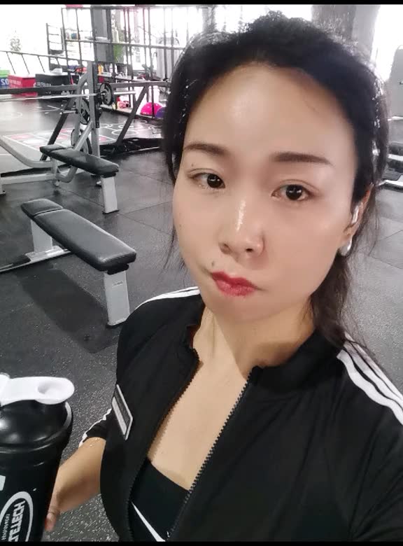 爱健身的小姐姐40岁小姐姐肌肉女坚持下去健康阳光的往前走