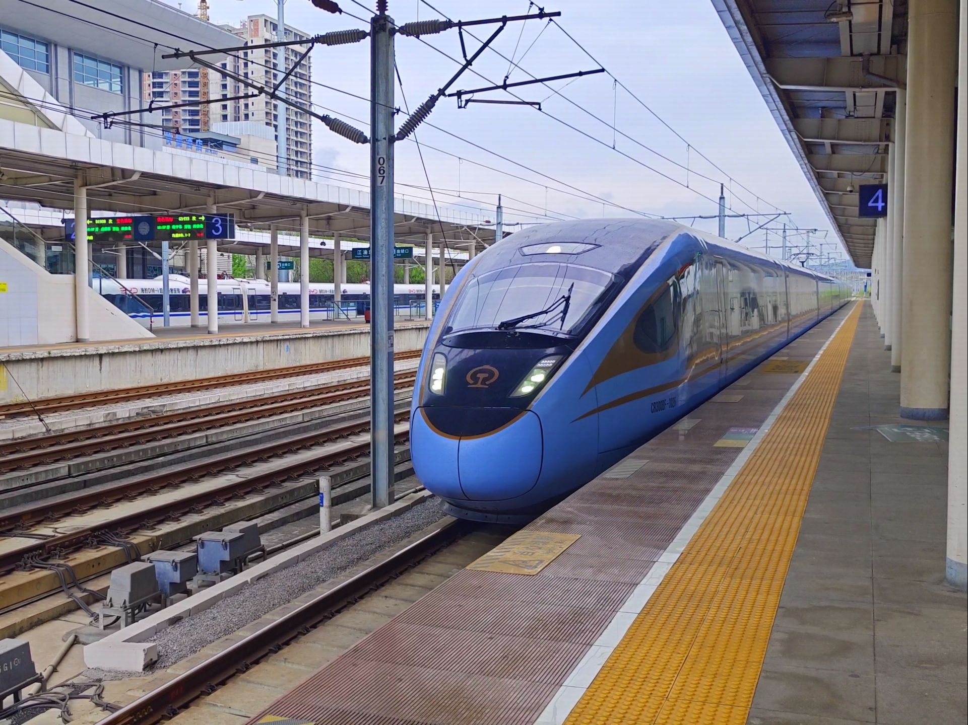 西成客专d1709次下行驶入江油站