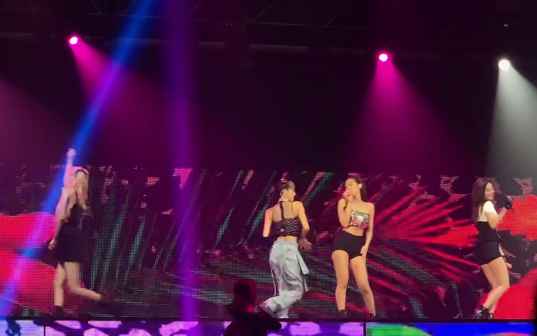 [图]190713 Blackpink Encore in BKK DAY2 - Kiss and Make Up (mostly ROSÉ )