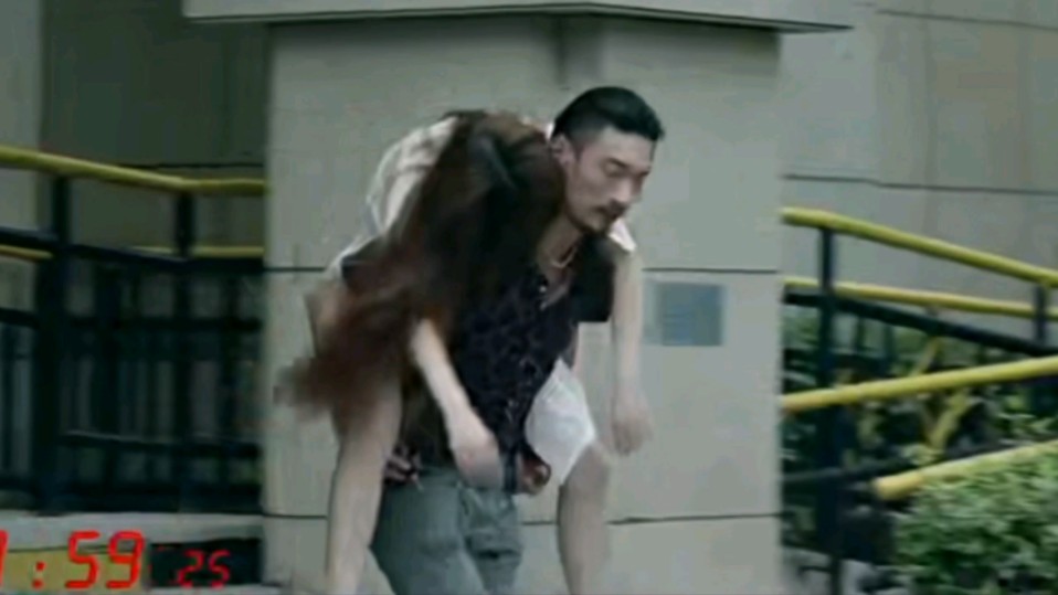 金钱追杀令cut:上吊的美女被男人抬到ktv