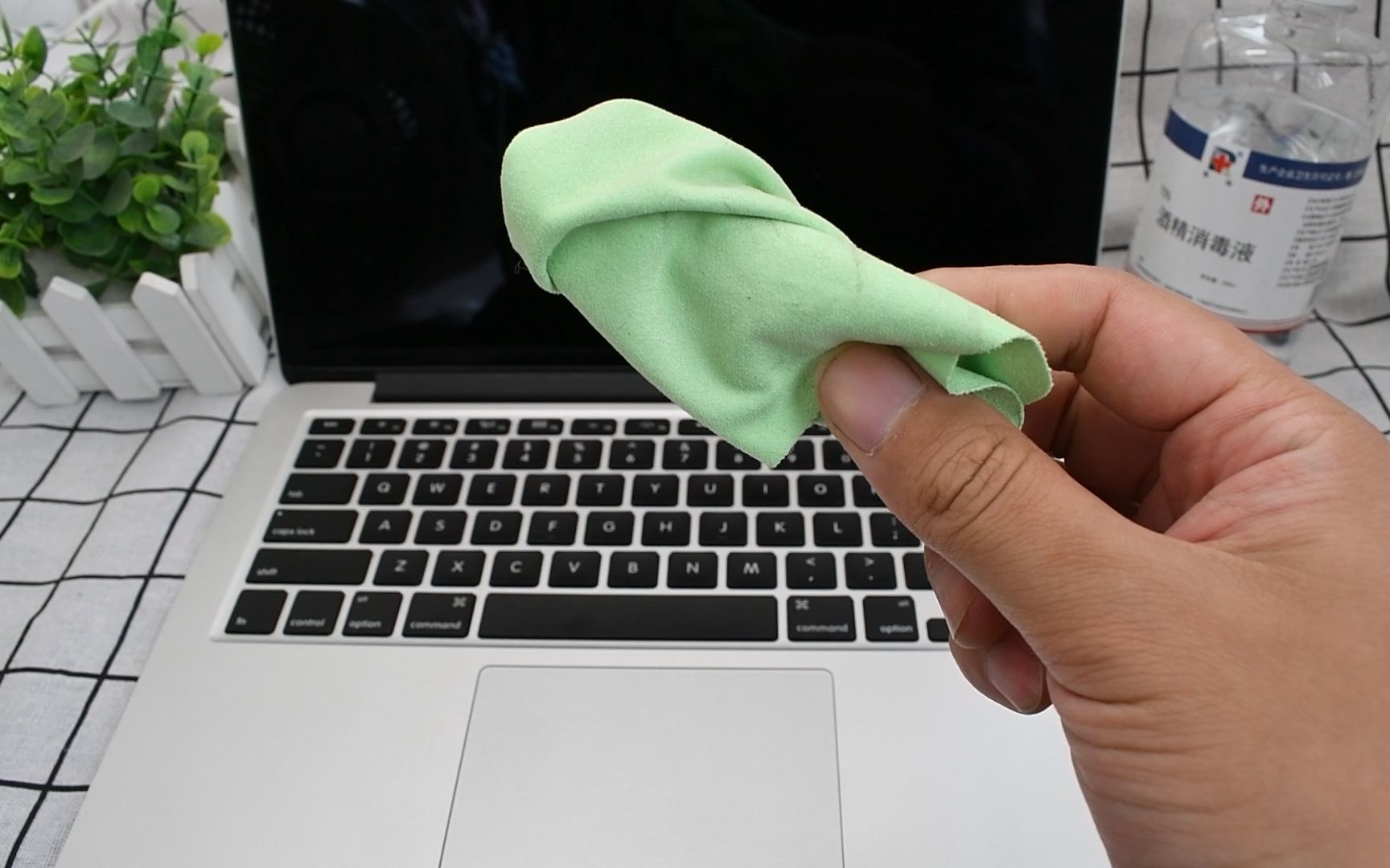 MacBook如何正确擦屏幕?苹果笔记本电脑视网膜屏幕清洁方法教程,MacBook Pro Air鉴定鉴别验机测评分享教程