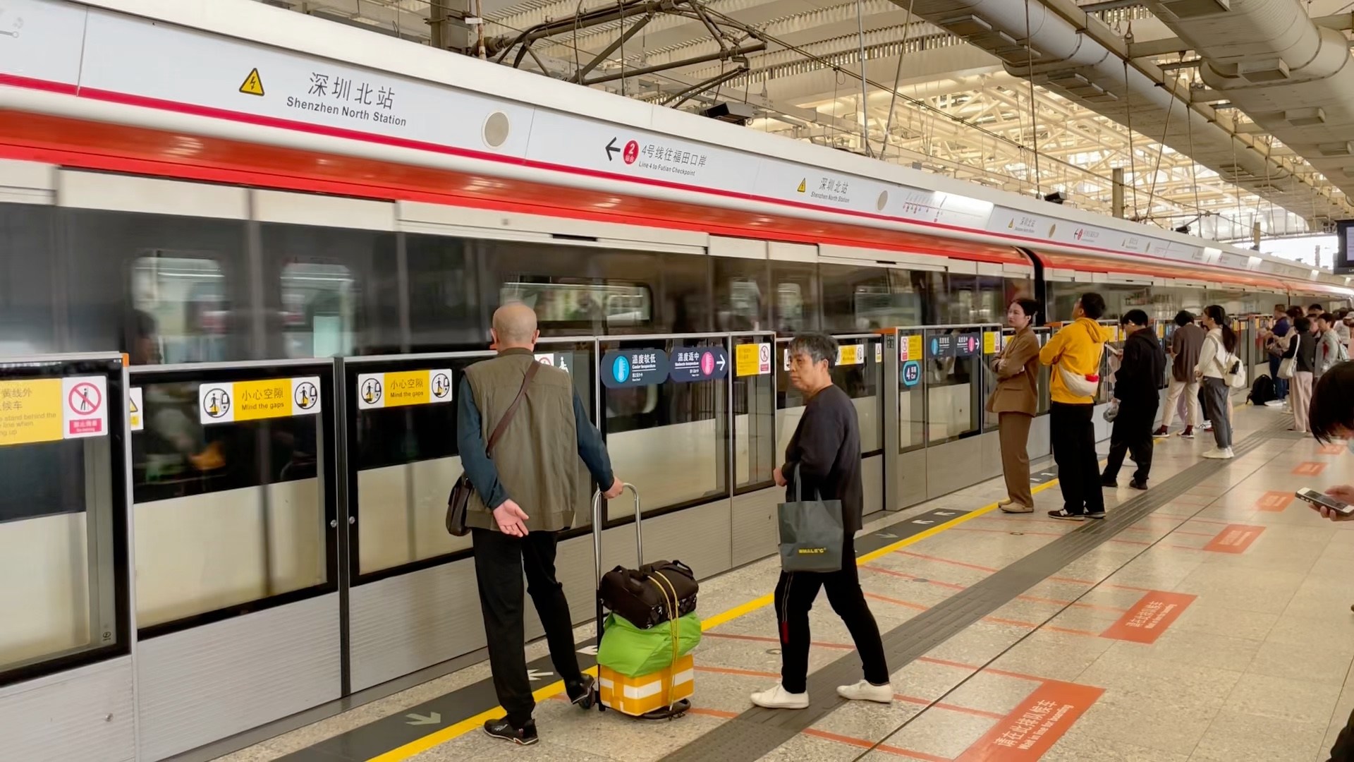 市目前唯一一条由港铁集团管辖的地铁线路,该地铁车厢充满港式风格