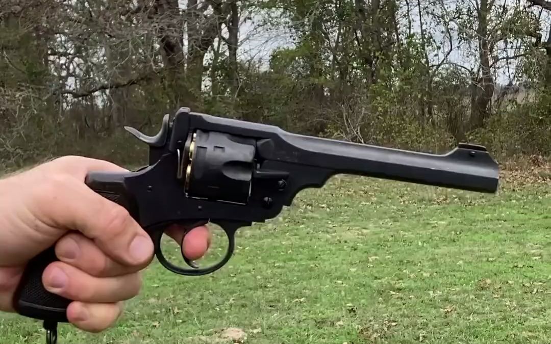 射击英军韦伯利转轮手枪
