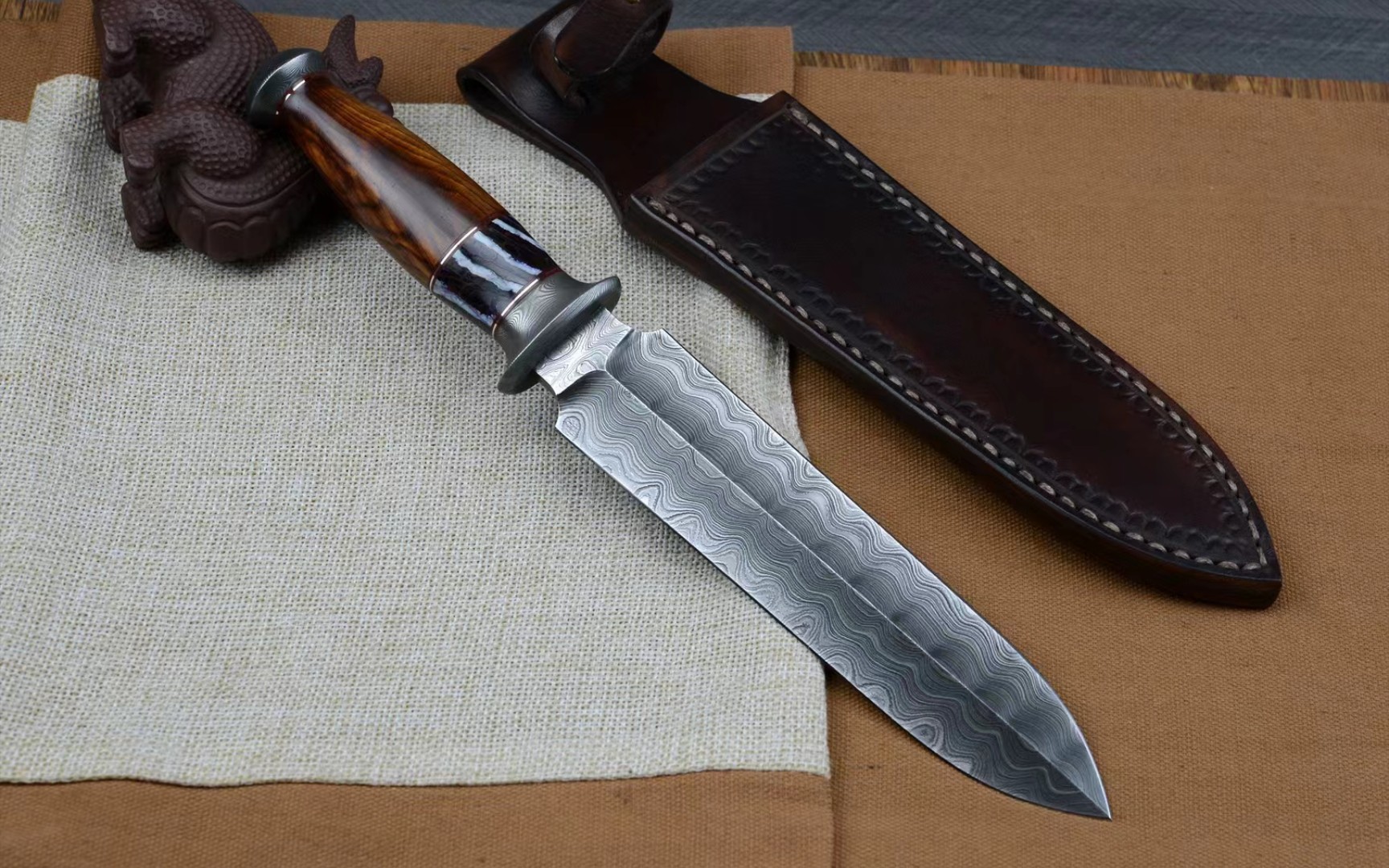 锻造水波纹大马士革短剑全长:325mm刃长:200mm柄长:125mm宽度:43mm