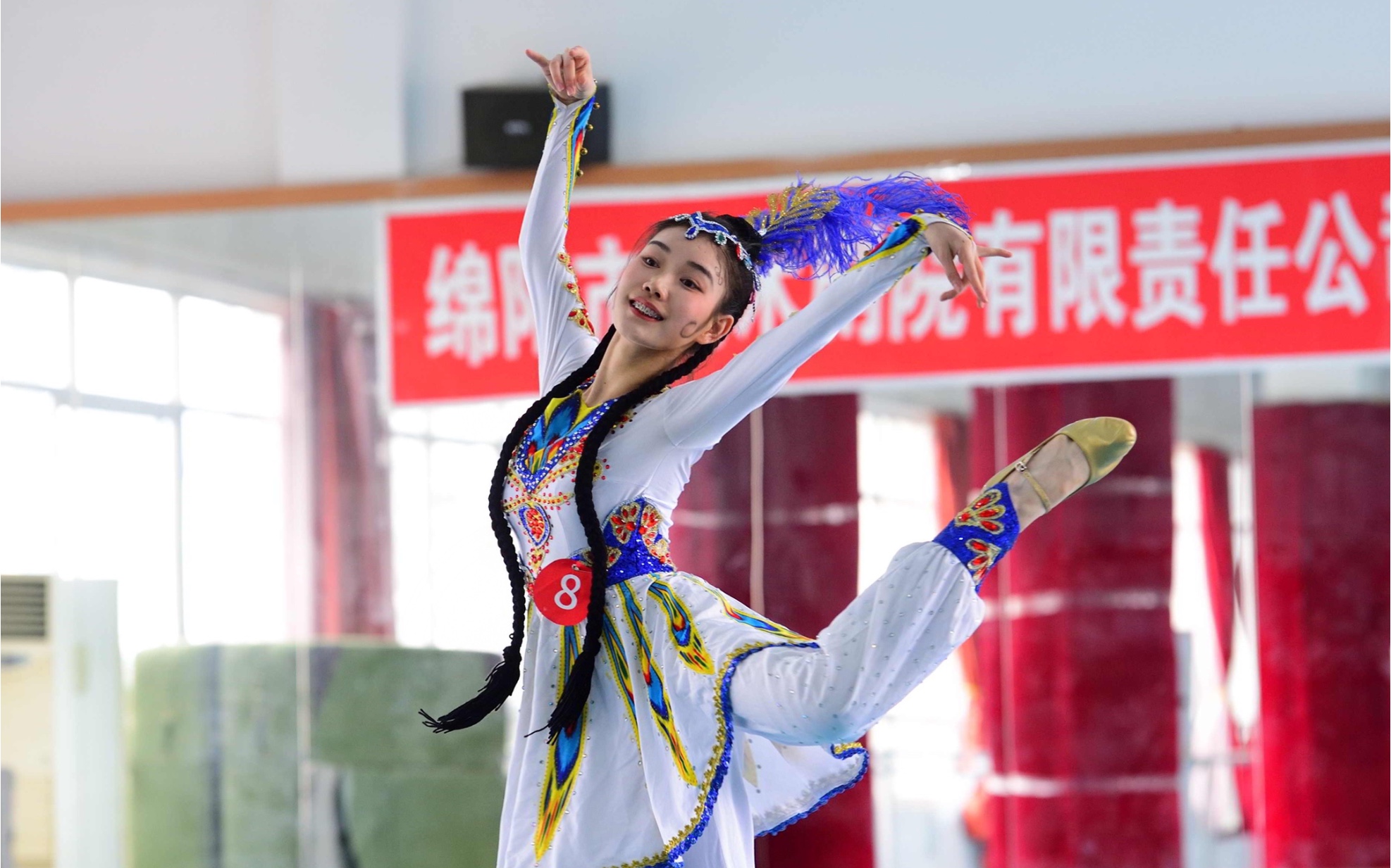 [图]铃铛少女 铃铛舞 维族