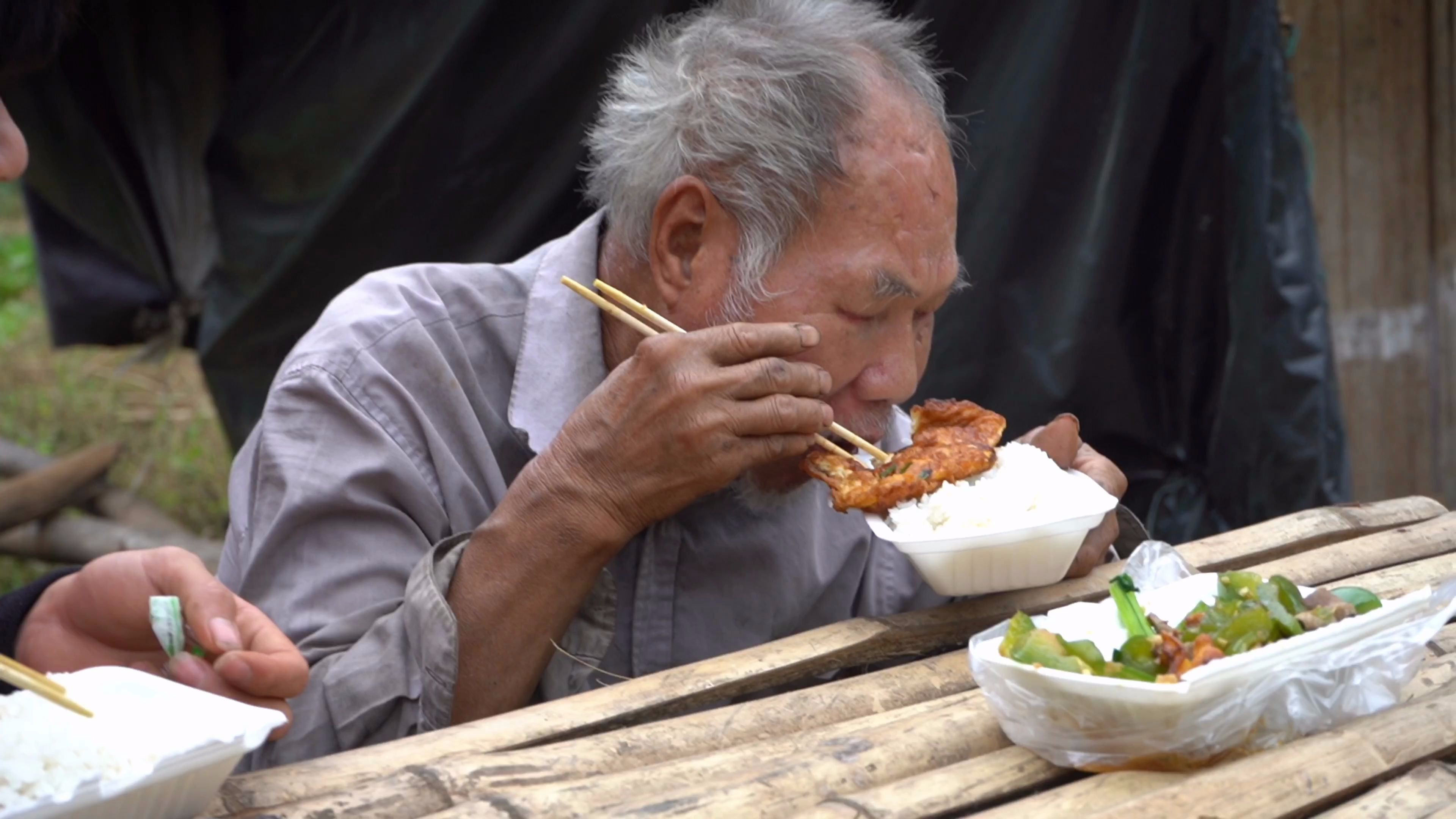 双目失明老人的无奈,经常忘记饭点,没人照顾独自生活