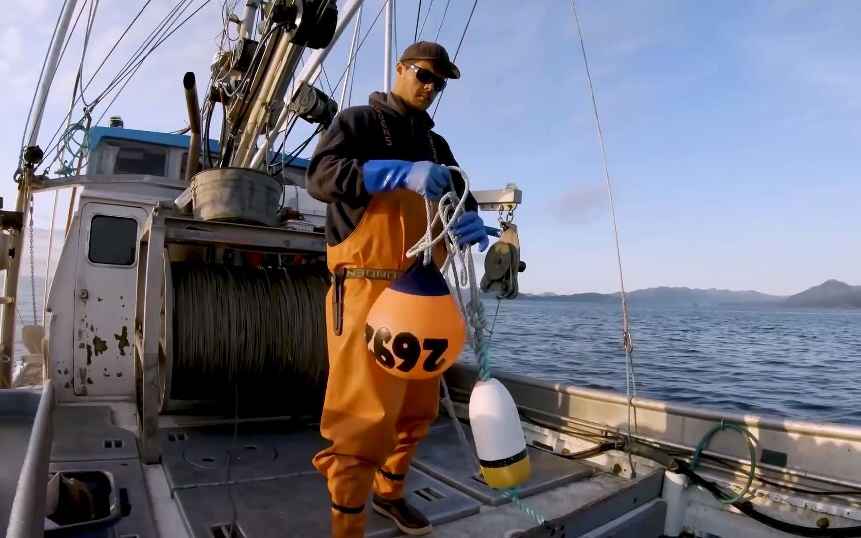 渔民使用延绳钓进行捕捞