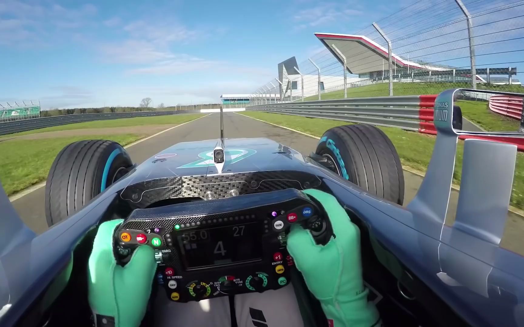 罗斯伯格当年首次试驾自己的冠军f1座驾6号奔驰w07