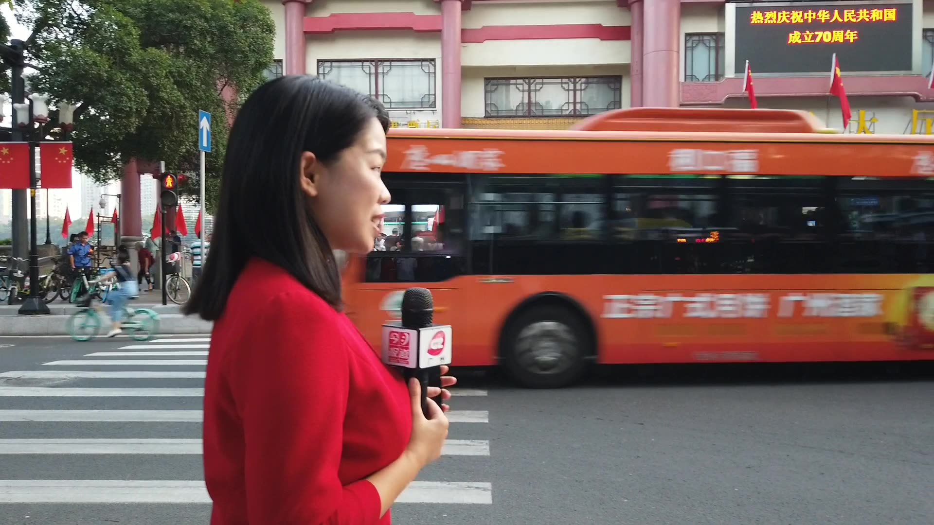 广州珠江边电视台漂亮女主持人正在街头报道有认识的吗