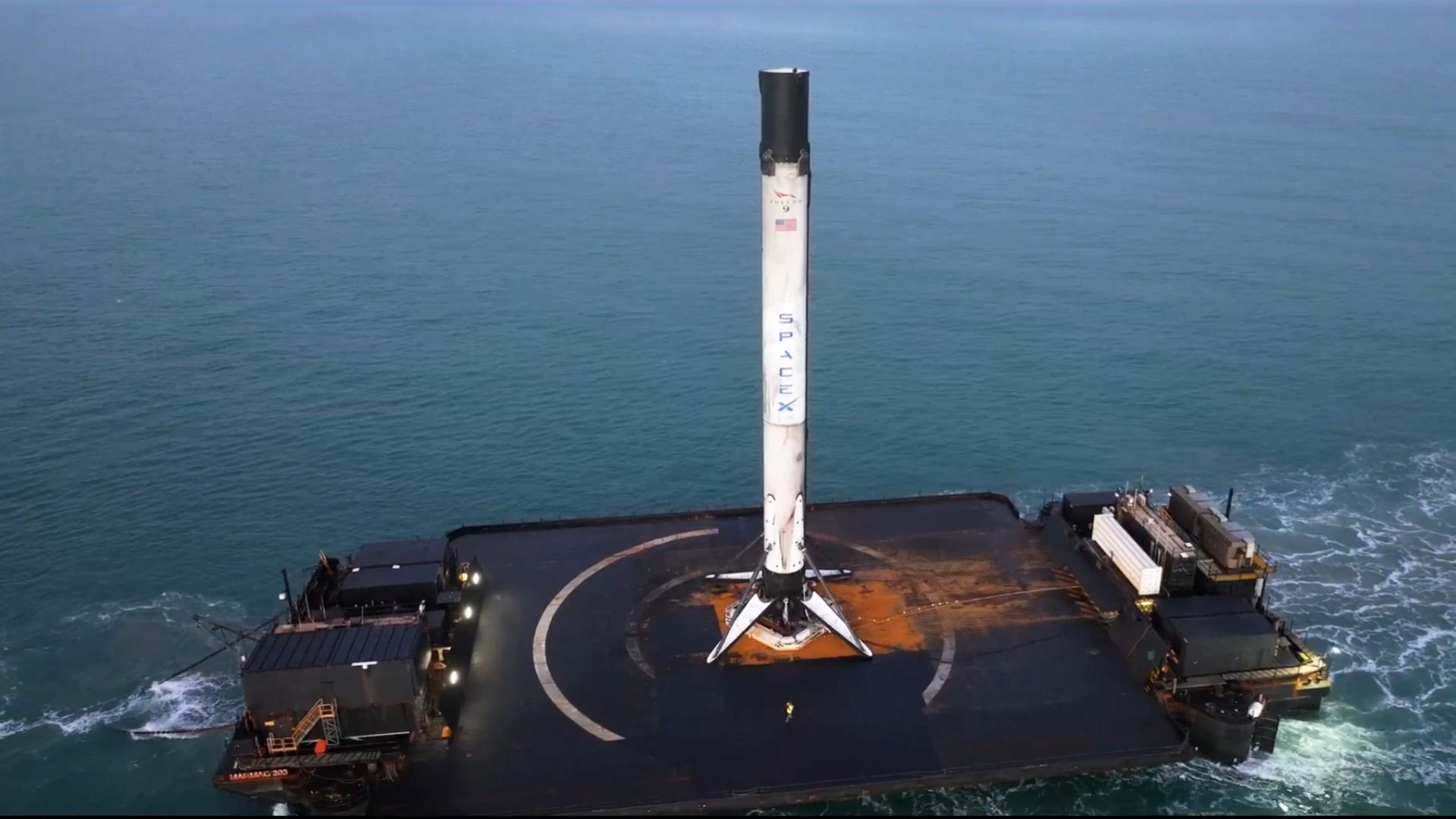 spacex 猎鹰9号1手助推器 b1090 在傍晚的雾气中返回卡纳维拉尔港