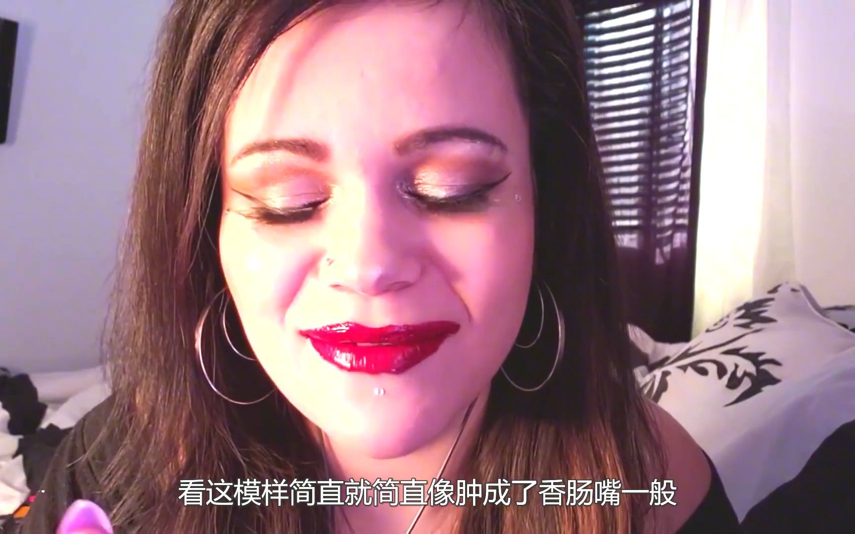 美女在嘴上涂满200层口红,嘴唇秒变香肠嘴,结果太尴尬!